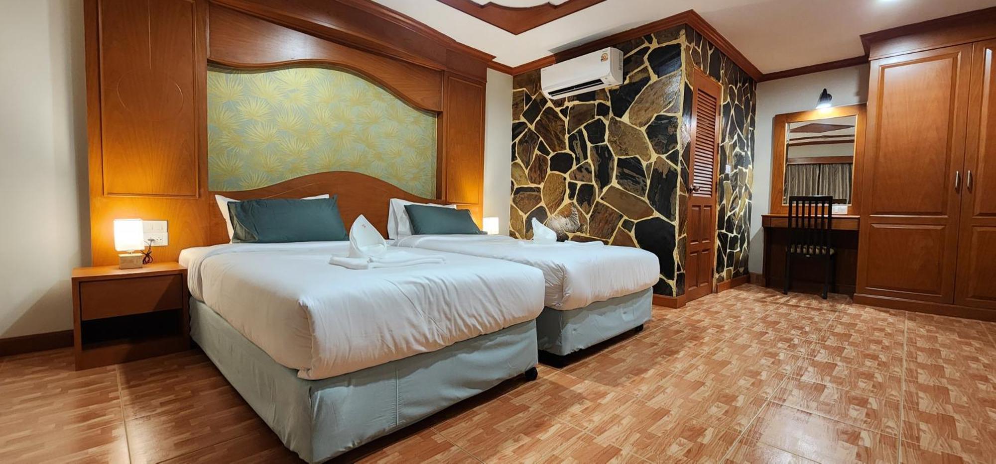 Arya Suites Patong Beach Extérieur photo