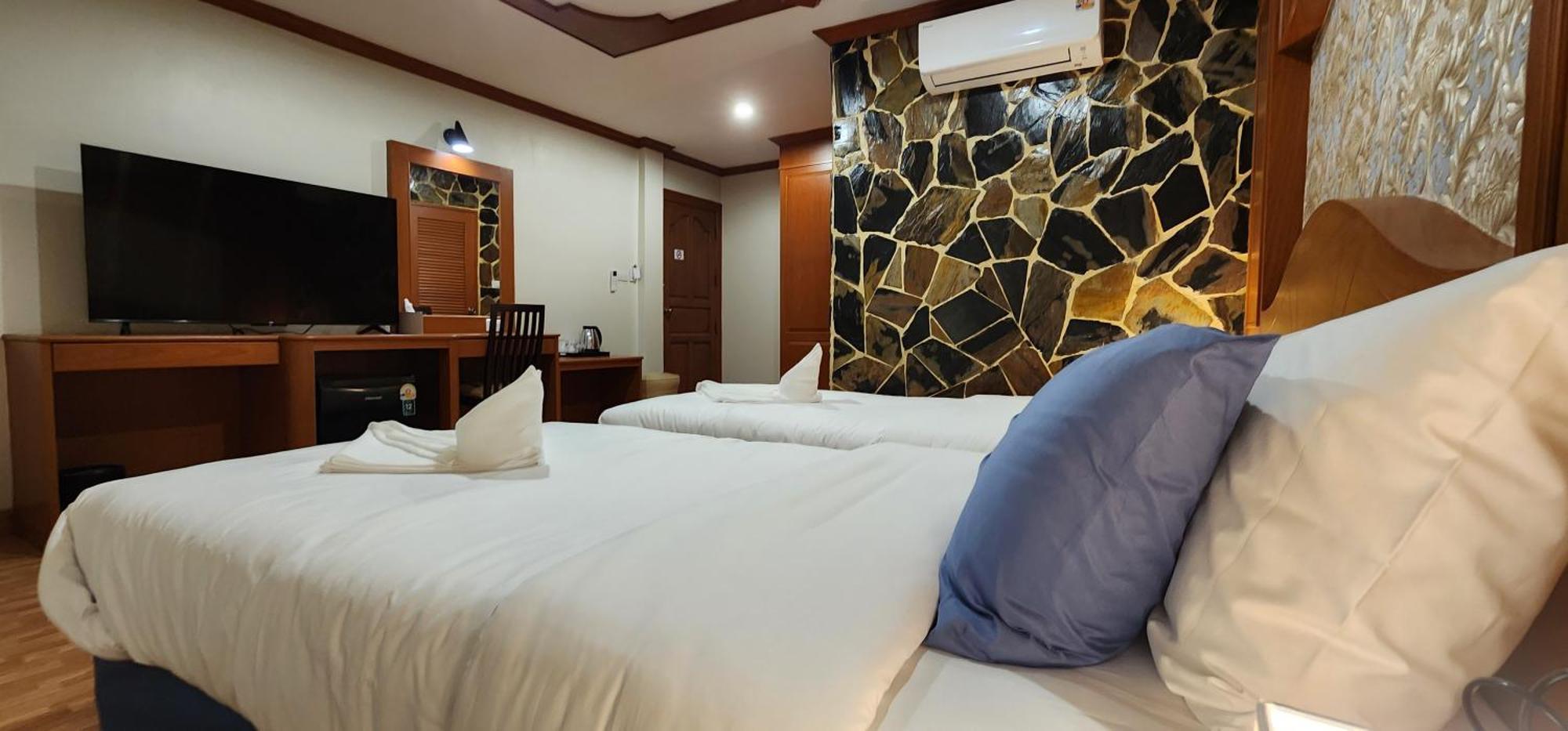 Arya Suites Patong Beach Extérieur photo