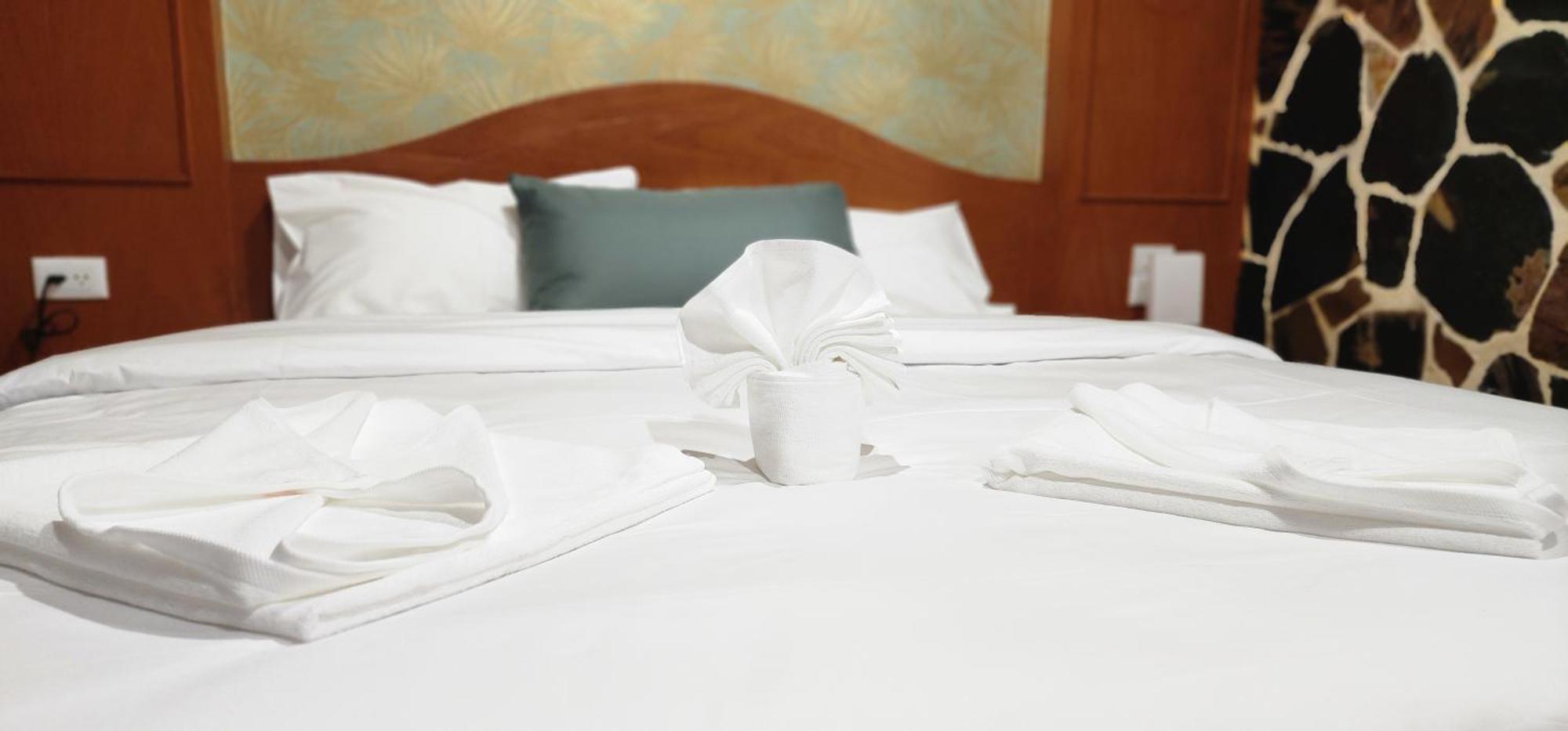 Arya Suites Patong Beach Extérieur photo