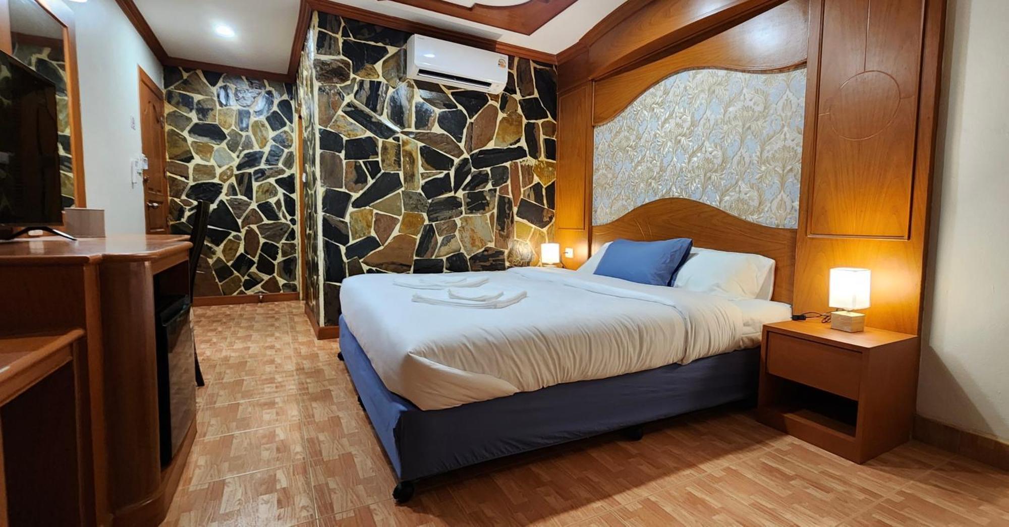 Arya Suites Patong Beach Extérieur photo