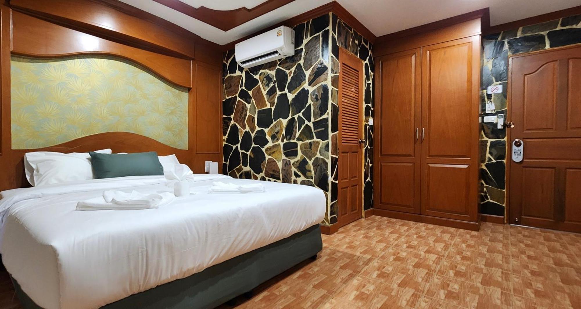 Arya Suites Patong Beach Extérieur photo