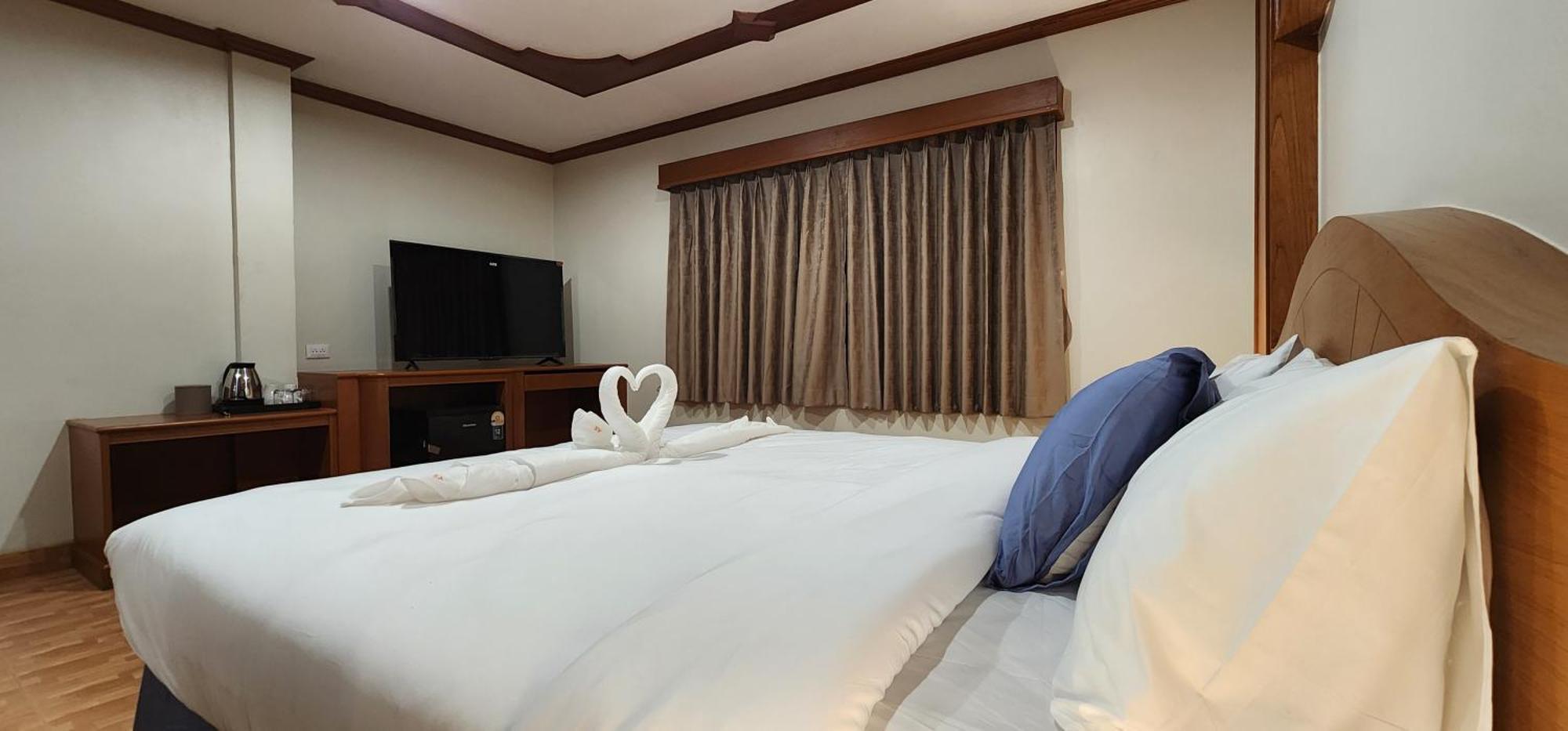 Arya Suites Patong Beach Extérieur photo